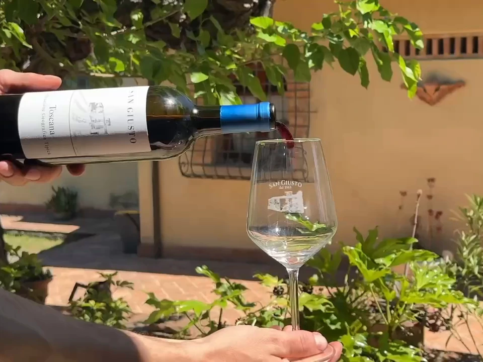 Vino versato nel calice nel cortile di San Giusto