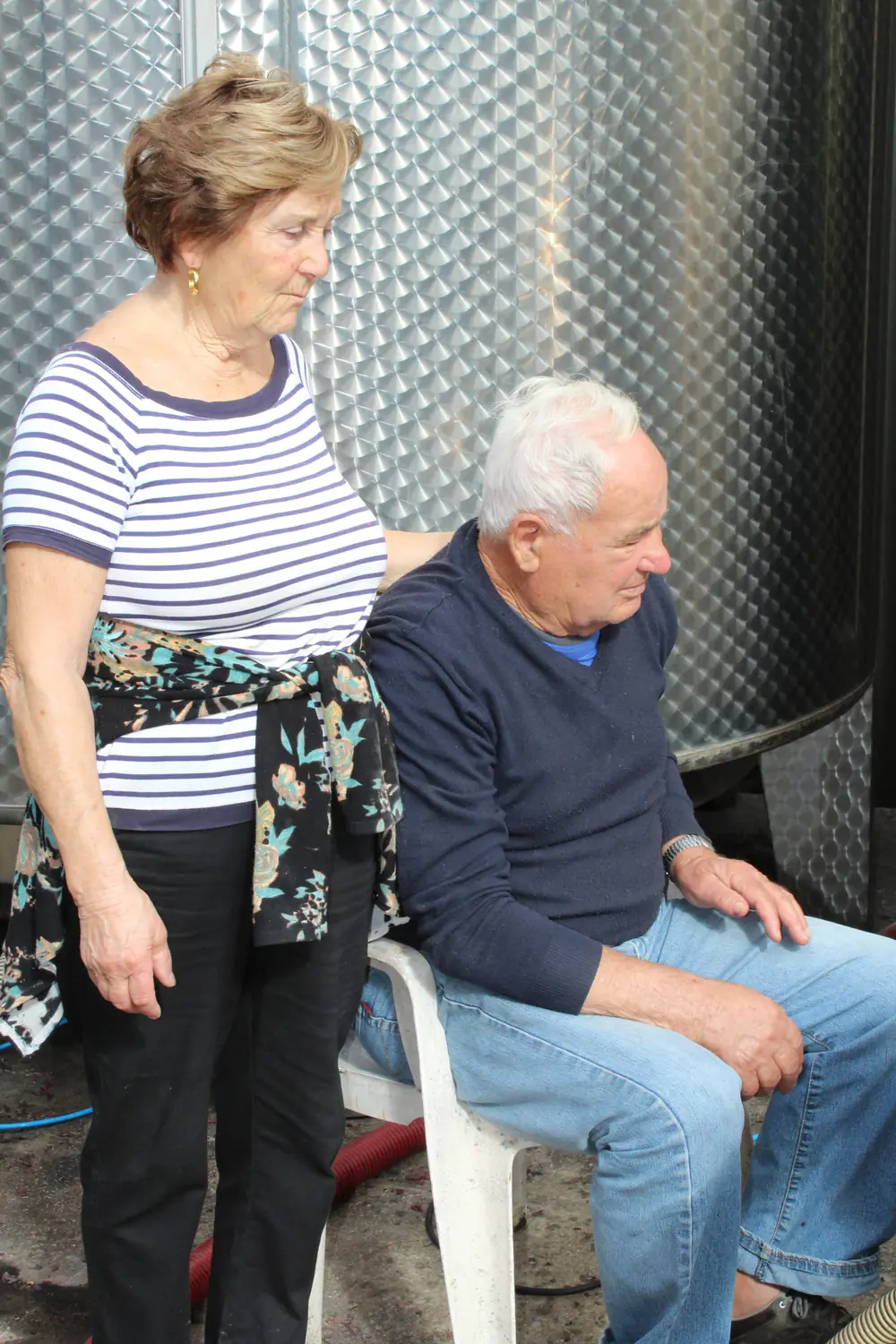 La nostra famiglia accanto ai tini durante la vendemmia